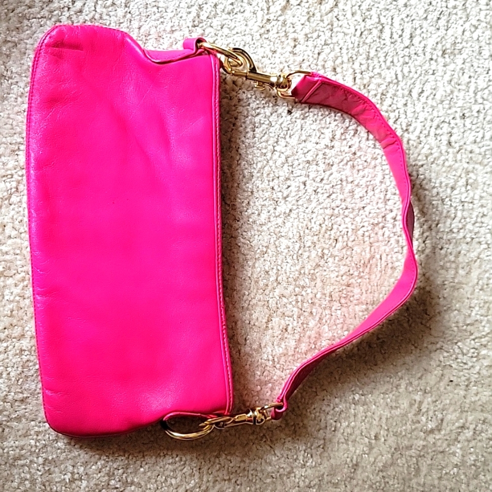 A pink hand bag zip open